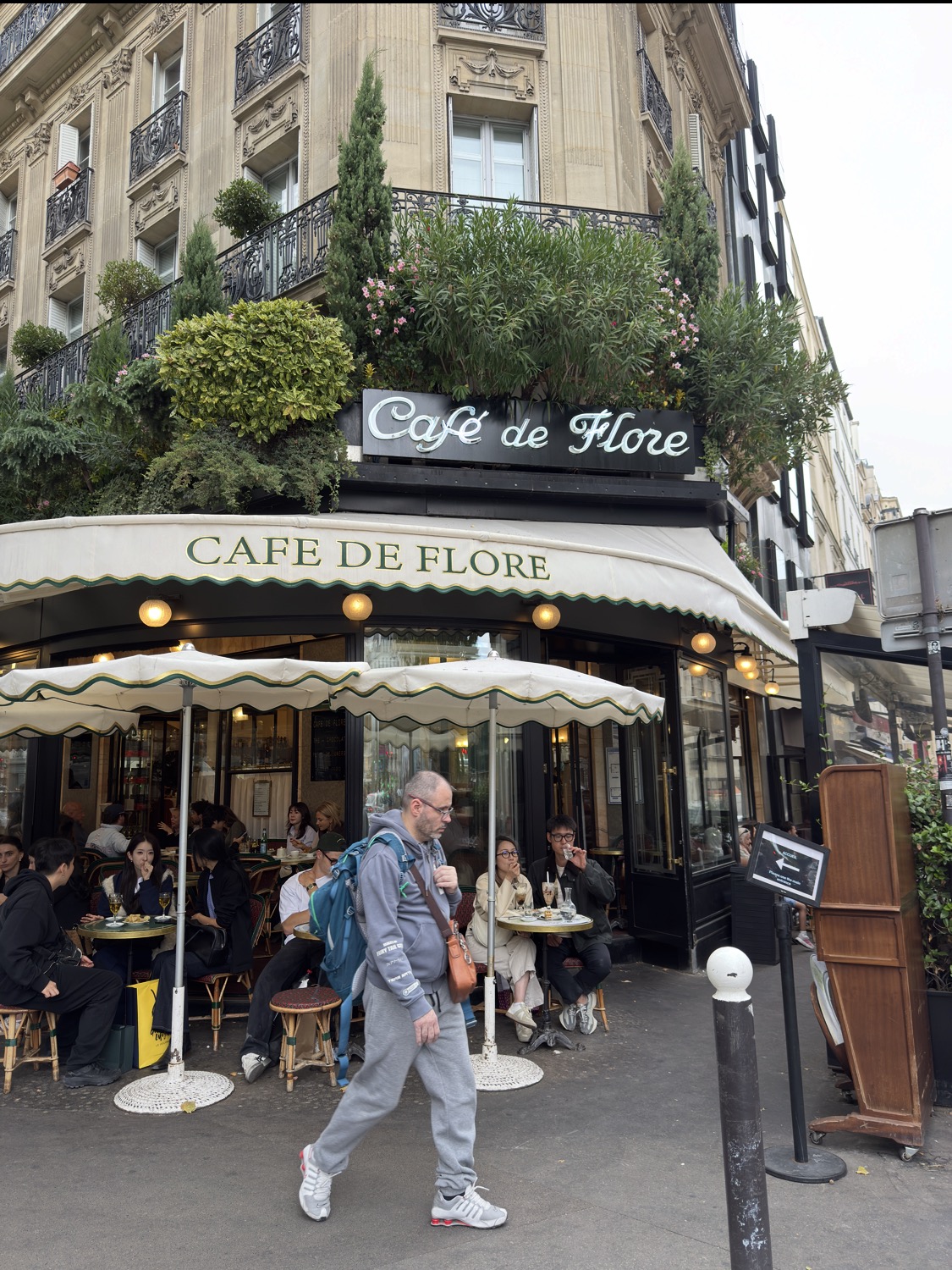 花神咖啡館轉角外觀與 Café de Flore 招牌