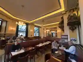 雙叟咖啡館室內與高處的兩尊人物雕像