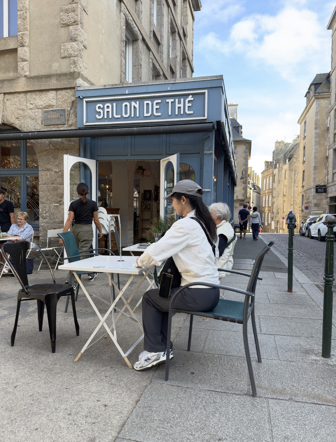 La Maison du Sarrasin Salon de Thé 的街角店面與戶外座位