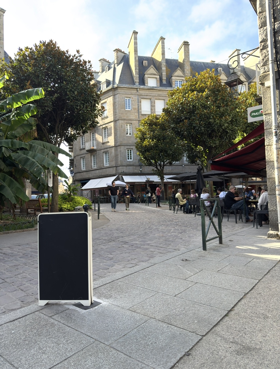 La Maison du Sarrasin 周邊安靜小廣場與石造街屋