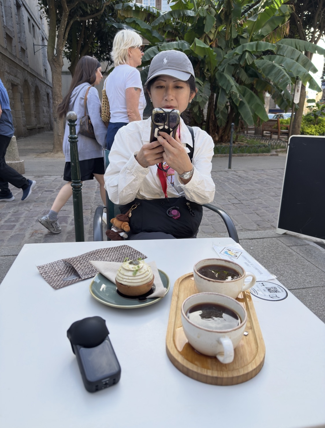 聖馬洛咖啡館桌上的兩杯黑咖啡與一份甜點