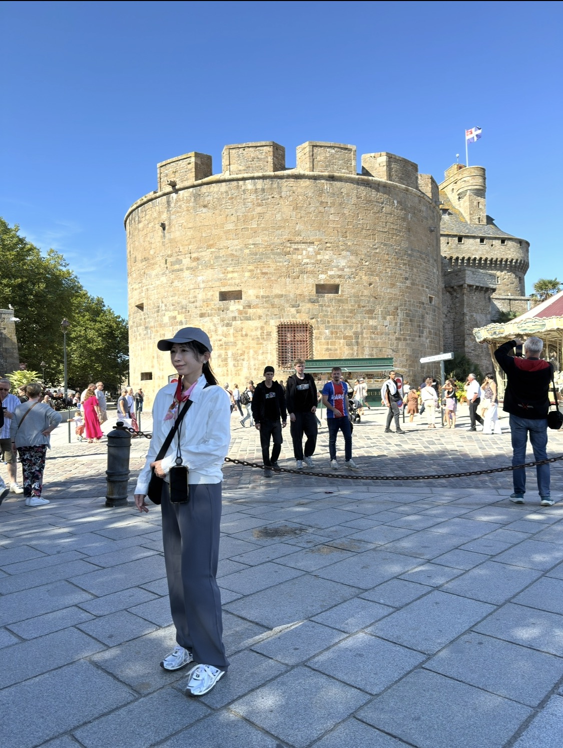 聖馬洛城堡與城牆入口，旅人在廣場前留影