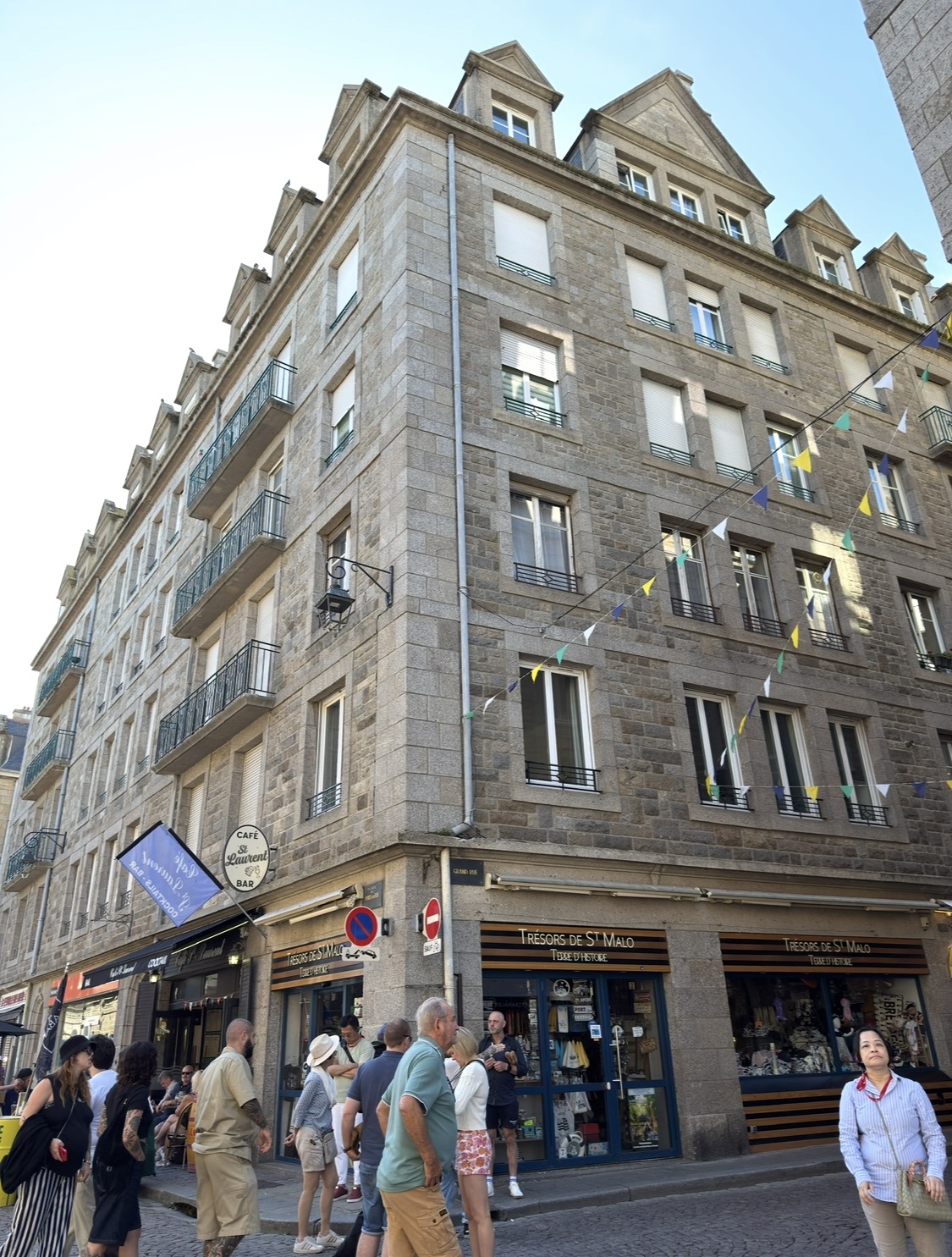 聖馬洛老城重建後的花崗岩街屋與店面