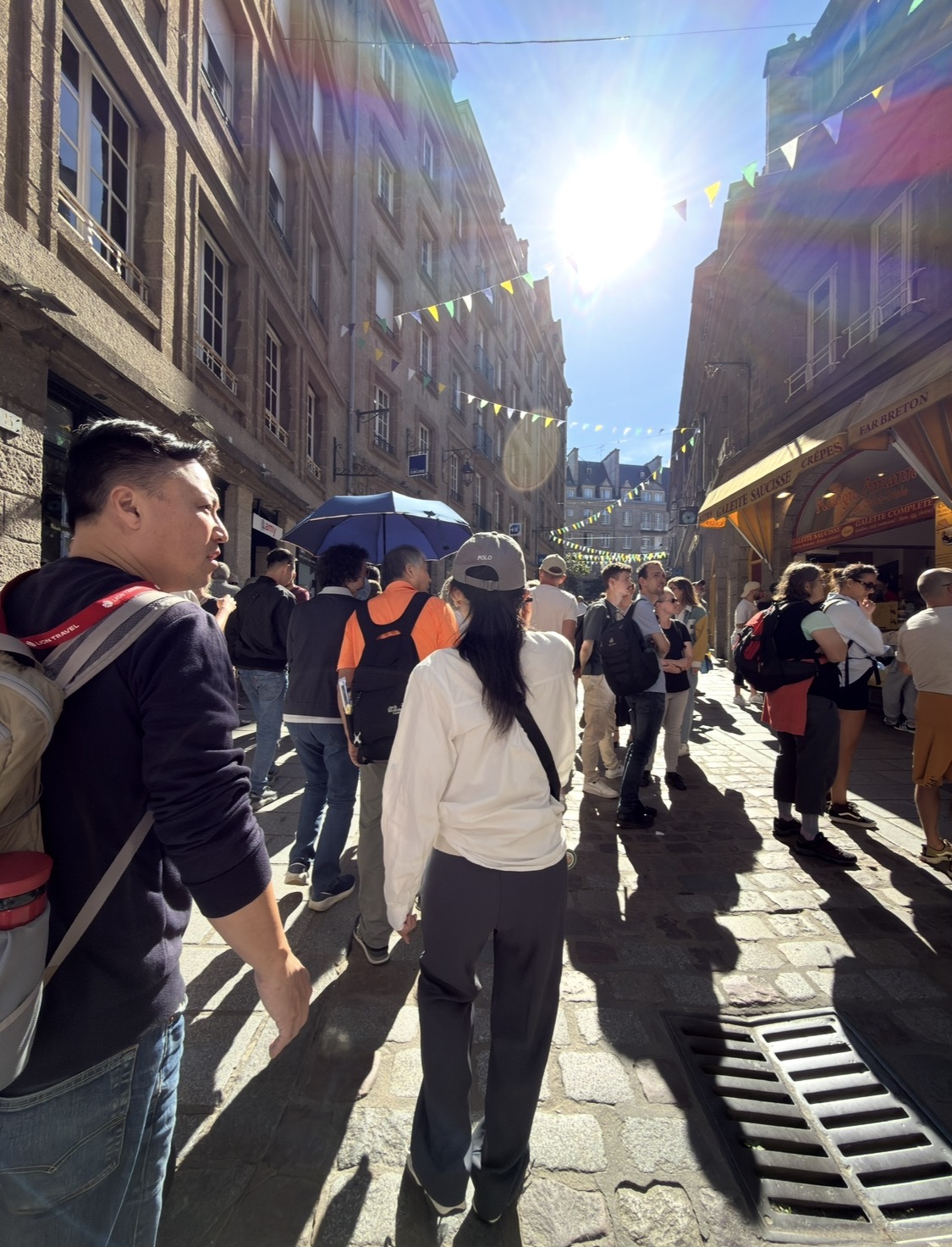 陽光下人潮穿梭的聖馬洛老城街道
